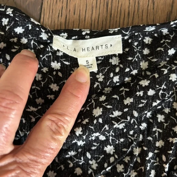 LA HEARTS Pac Sun Black & White Long Sleeve Floral Crop Top Size Small - Picture 10 of 11